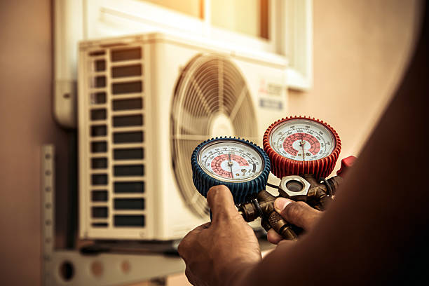 Professional Hvac technician working in Como, TX